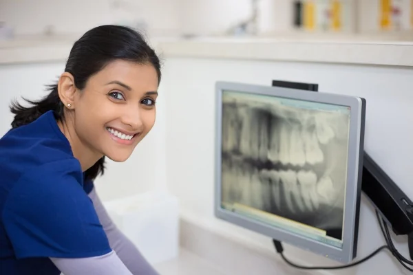 Profesional dental revisando una radiografía panorámica analizada con inteligencia artificial
