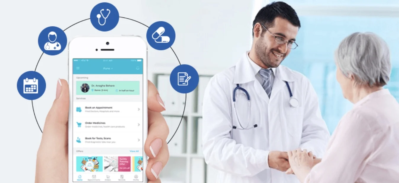 Paciente usando la consulta online dental desde el móvil mientras el doctor atiende en la clínica
