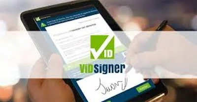 Paciente firmando el consentimiento informado en tablet