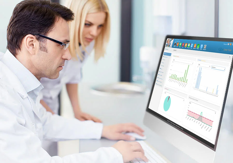 Doctores revisando las estadísticas de XDentalCloud durante una formación